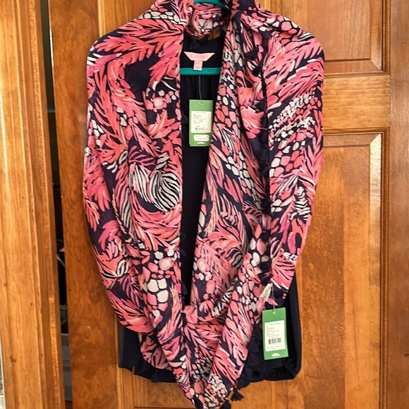 Lilly Pulitzer cold shoulder top with scarf. Brand new. Never worn 🩷 - Picture 5 of 6